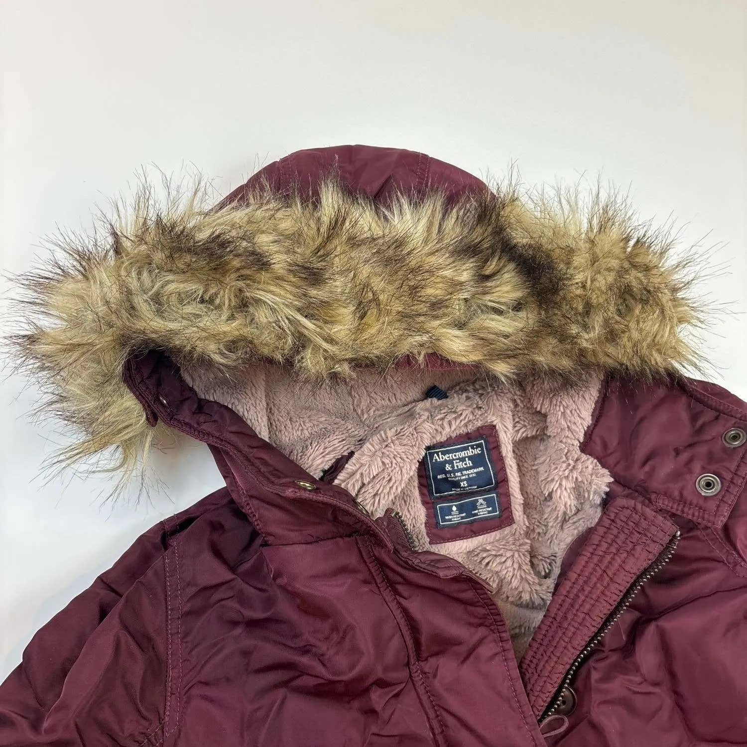 Abercrombie & Fitch Womens Deep Red Maroon Fur Trim Hooded Lined Water Resistant Button Down Sleeve zip Pocket 100% Nylon Puffer