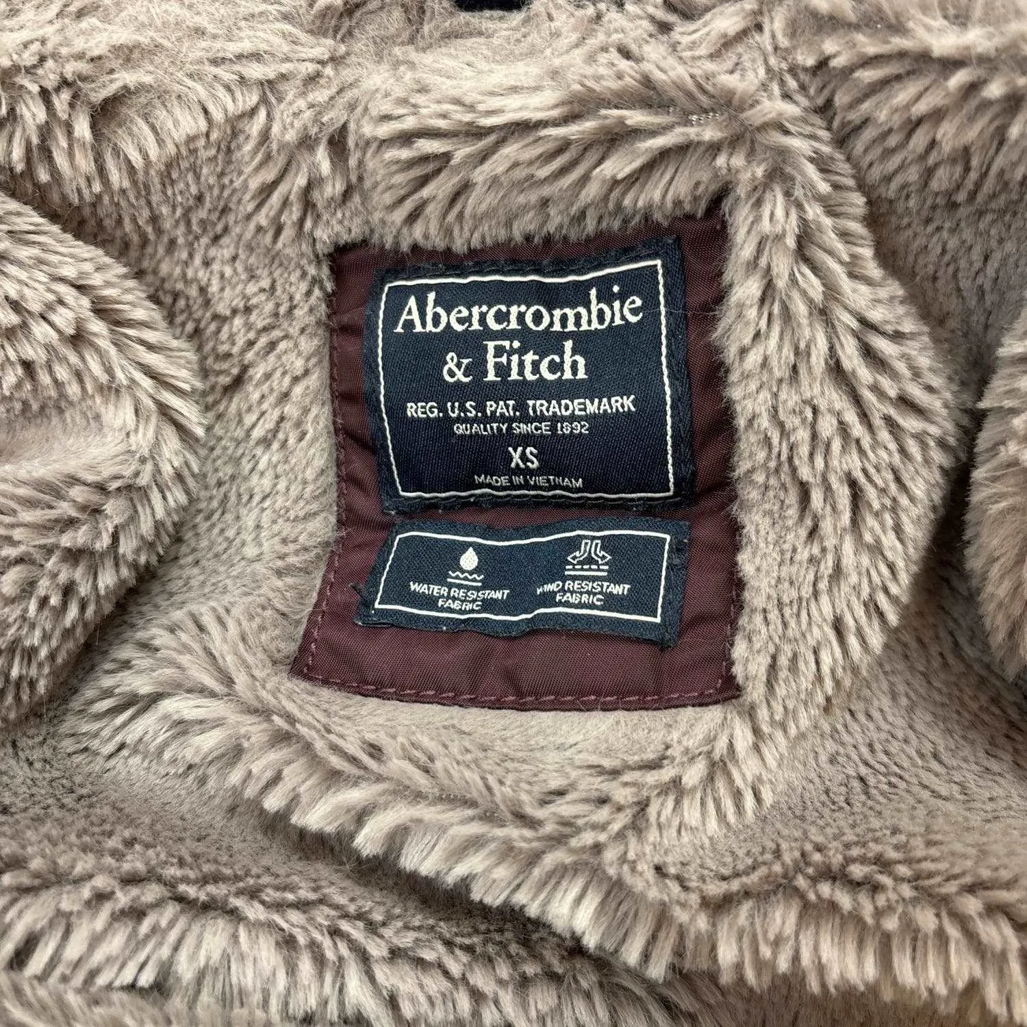 Abercrombie & Fitch Womens Deep Red Maroon Fur Trim Hooded Lined Water Resistant Button Down Sleeve zip Pocket 100% Nylon Puffer